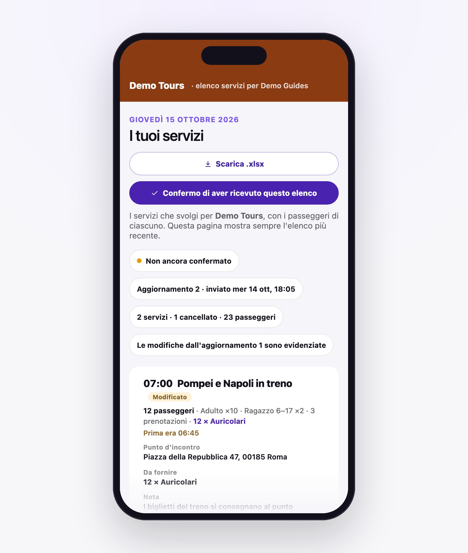 La pagina con l’elenco dei servizi di un partner, aperta su un telefono, per giovedì 15 ottobre: i pulsanti per scaricare il file .xlsx e per confermare di aver ricevuto l’elenco, l’aggiornamento 2 con 2 servizi, 1 cancellato e 23 passeggeri, e il primo servizio, Pompei e Napoli in treno alle 07:00, segnato Modificato perché prima era alle 06:45.